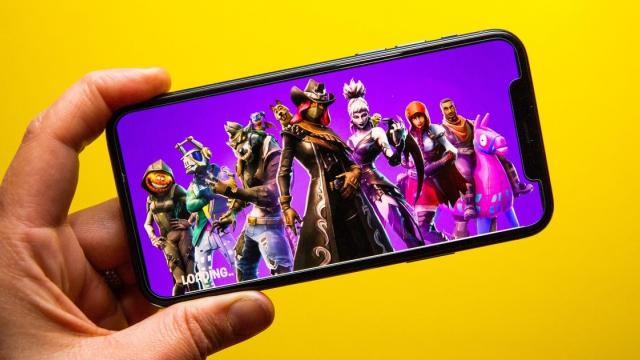 <b>Fortnite (re)vine pe iPhone și iPad în Europa; Apple oferă aprobare magazinului de aplicații third-party Epic Games Store</b>A avut loc un nou scandal recent, atunci când Apple a delistat Epic Games din App Store și nu a oferit aprobare pentru funcționarea magazinului third-party Epic Games Store. S-a ajuns din nou în tribunal, Epic fiind nemulțumită de modul în care e tratată 
