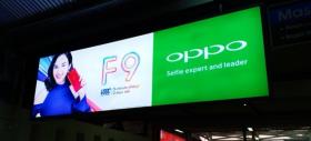 Oppo F9 apare în fotografii hands on şi în postere stradale, înainte de debutul de pe 15 august