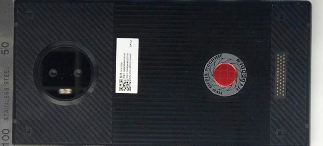 Telefonul RED Hydrogen One cu ecran holografic ajunge la FCC și apare în noi fotografii; Bateria e generoasă
