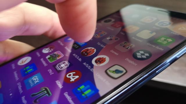 <b>Huawei Y7 Prime (2018): Benchmark-uri din zona lui Nokia 5 şi Nokia 6 2017</b>Huawei Y7 Prime (2018) are acelaşi procesor Snapdragon 430 ca şi Nokia 6, modelul de anul trecut, sau că Moto G6 Play pe care îl avem în teste în aceste zile. Primim şi 3 GB RAM şi 32 GB stocare, plus slot microSD. Nu am avut parte de un lag observabil..