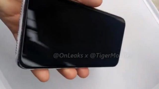 <b>iPhone X Plus şi iPhone 9 apar în fața camerei sub formă de machete (Video Hands On)</b>La scurt timp de la apariția unor fotografii reale cu machetele lui iPhone 9 și iPhone X Plus iată că ajunge online și un clip video cu aceste dispozitive menite pentru producătorii de huse și accesorii. Din câte putem vedea, ambele machete