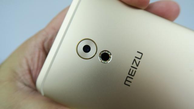 <b>Meizu Pro 6 Plus Review</b>Nu ne place să testăm telefoane prea târziu după lansarea lor, dar uneori anumite modele chiar nu ajung la timp la noi. Este şi cazul lui Meizu Pro 6 Plus, care a debutat la final de 2016 şi cumva a ajuns la noi abia acum, când preţul său a coborât la..