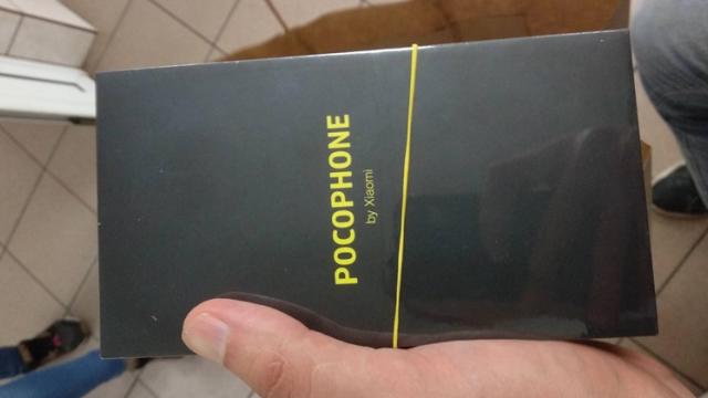 <b>Xiaomi Pocophone F1 într-un prim unboxing direct din România! Aflăm și rezultate AnTuTu</b>În cursul zilei de ieri site-ul PC Garage a ajuns să fie ținta publicului internațional la scurt timp de la listarea smartphone-ului Xiaomi Pocophone F1 la vânzare, terminalul fiind chiar în stoc. Listarea nu a durat prea multă vreme, asta pentru că