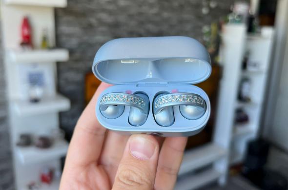 Motorola buds Loop Swarovski - Design: Moto-Buds-Loop-Swarovski_001.jpg