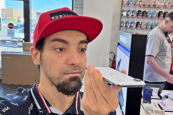 iPhone Air șochează prin talia de doar 5.6 mm și rama din titan foarte rezistentă; Hands-on video + impresii
