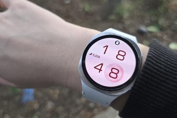 Prezentare Samsung Galaxy Watch 8 (40mm): Smartwatch ușor și elegant, ce pune monitorizarea activității și a stării de sănătate în prim plan