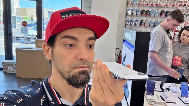 <b>iPhone Air șochează prin talia de doar 5.6 mm și rama din titan foarte rezistentă; Hands-on video + impresii</b>Întorși dintr-o serie de deplasări am fugit direct la Altex (Auchan Titan) pentru a vedea cum arată noul lineup de telefoane de la Apple și primul model care ne-a atras atenția a fost clar iPhone Air, doar atât și nu iPhone 17 Air precum