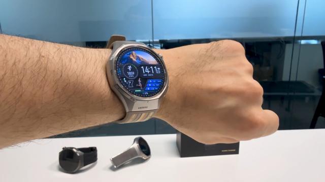<b>Huawei Watch GT 6 Pro prezentat în toate versiunile de curea + voucher bonus! (Video)</b>Pentru că am făcut doar recenzia unei singure versiuni de Huawei Watch GT 6 Pro, am zis să vă prezentăm toate variantele sale de curele, inclusiv cea din metal. Şi nu uitaţi că avem şi un voucher pentru voi, care scade preţul cu 400 de lei