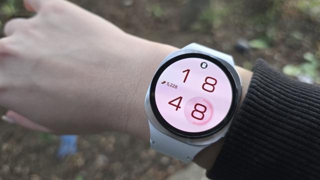 <b>Prezentare Samsung Galaxy Watch 8 (40mm): Smartwatch ușor și elegant, ce pune monitorizarea activității și a stării de sănătate în prim plan</b>În iulie, alături de Galaxy Z Fold7 și Z Flip7, Samsung lansa noi smartwatch-uri de top, sub seria Galaxy Watch 8. Iată că acest gadget a ajuns și pe masa noastră de teste recent și am reușit să îl testăm timp de aproximativ o săptămână
