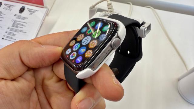 <b>Am pus mâna pe Apple Watch Series 11, ceas cu 5G, prevenţia hipertensiunii şi ecran mai bine protejat</b>Atunci când am dat o tură pe la Altex Auchan Titan să văd cu ochii mei iPhone 17, am aruncat o privire şi peste noile ceasuri Apple. E vorba despre Apple Watch Series 11, care vine cu 5G, monitorizarea hipertensiunii şi protecţie 