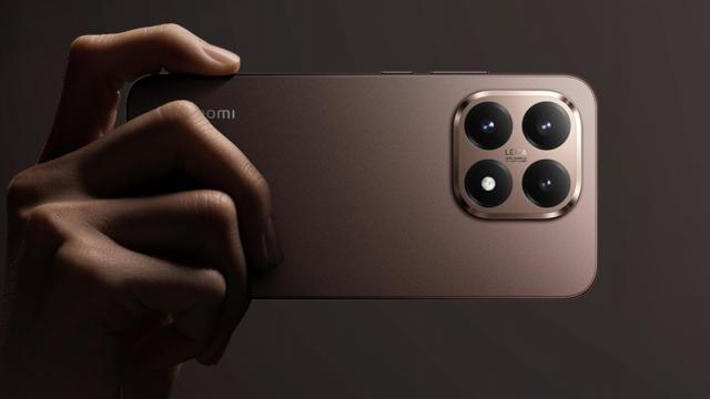 <b>Xiaomi 15T Pro lansat oficial! Flagship-ul de toamnă aduce feeling premium, procesor de top Dimensity 9400+, optică LEICA</b>Portofoliul Xiaomi se extinde astăzi cu două noi flagship-uri de toamnă. E vorba despre Xiaomi 15T și Xiaomi 15T Pro, modele ce aduc procesoare de top MediaTek, display-uri luminoase și setup-uri foto mai mult decât promițătoare, cu optică LEICA
