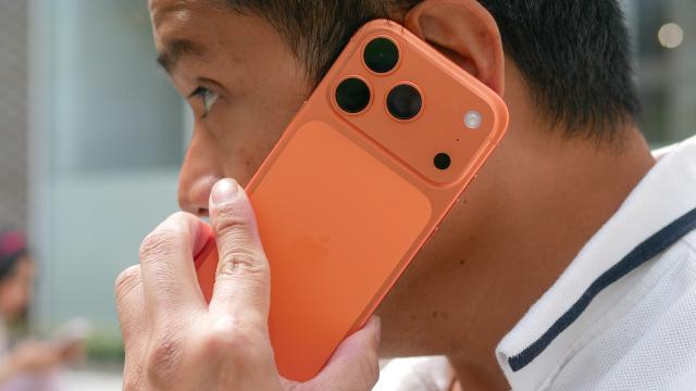 <b>Probleme și cu apelurile pentru unii utilizatori de iPhone 17; Iată ce scoate la iveală un sondaj PhoneArena</b>După Scratchgate, probleme cu Wi-Fi-ul şi condensul, noile modele iPhone 17 au un alt neajuns: nu merg apelurile telefonice în 30% din cazuri. În ciuda antenei mai mari de pe iPhone 17 Pro, sunt probleme cu conexiunea celulară