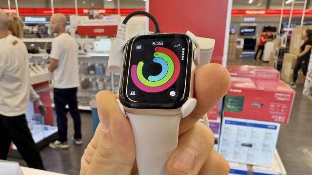 <b>Apple Watch SE 3 hands on: încărcare mai rapidă, 5G, scor pentru somn şi altele (Video)</b>M-aţi auzind spunând de multe ori că am încheietura mică şi că prefer ceasurile mai mici. Ei bine, nici chiar aşa mici, cum e versiunea de 40 mm a lui Apple Watch SE 3. L-am pipăit totuşi, curios fiind din fire la Altex Auchan Titan