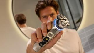 E LUNI e AMAZON: Philips Razor i9000 Prestige Ultra cu stație de curățare, senzor de presiune și trusă de călătorie, ras uscat și umed, autonomie 60 min
