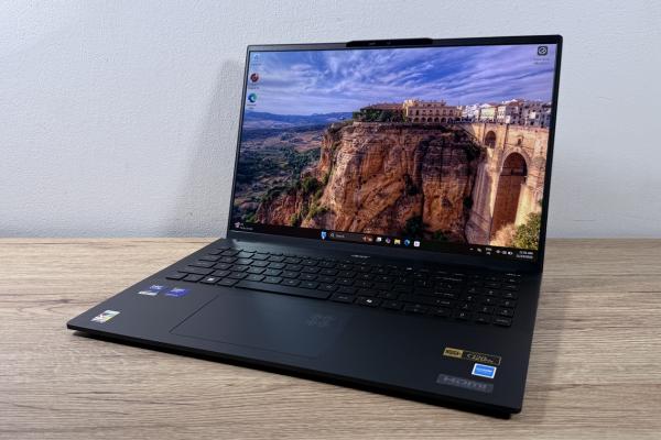 Am testat Acer Swift 16 AI: Un laptop mare, dar ușor și elegant, cu un ecran OLED spectaculos, gata pentru productivitate și divertisment