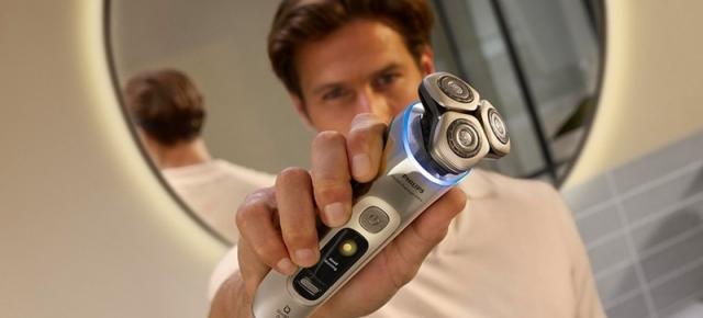 E LUNI e AMAZON: Philips Razor i9000 Prestige Ultra cu stație de curățare, senzor de presiune și trusă de călătorie, ras uscat și umed, autonomie 60 min