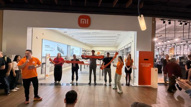 <b>Am fost la deschiderea lui Xiaomi Store în Park Lake! Ce oferte sunt şi cum a fost evenimentul?</b>Pe 22 noiembrie 2025, de la ora 10:00 s-a tăiat panglica primului Xiaomi Store din România, aflat în mall Park Lake din Bucureşti. Adică aproape de unde locuiesc eu şi de Parcul IOR. O să ziceţi „dar stai Alex, nu mai erau magazine Xiaomi în Mega Mall 