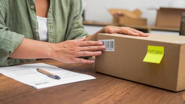 <b>Legea care obligă înlocuirea produselor defecte în termen de până la 30 de zile a fost promulgată</b>O lege nouă cu impact direct asupra tuturor magazinelor din România tocmai a fost promulgată de președintele Nicușor Dan. Fie că vorbim despre magazine fizice sau online, dacă ai cumpărat un produs și descoperi că are o problemă, ai acum un cadru legal 