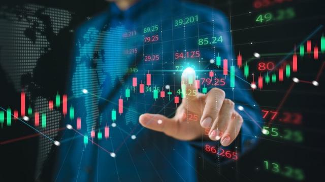 <b>Meta vrea cipuri AI de la Google; NVIDIA pierde teren, Netflix continuă declinul</b>Meta a bifat o creștere de aproape 4% în sesiunea bursieră din 25 noiembrie, în timp ce NVIDIA s-a dus în jos cu 2,59%. Mișcarea puternică a Meta a fost susținută de negocierile în curs cu Google, care ar putea furniza în curând cipuri TPU pentru..