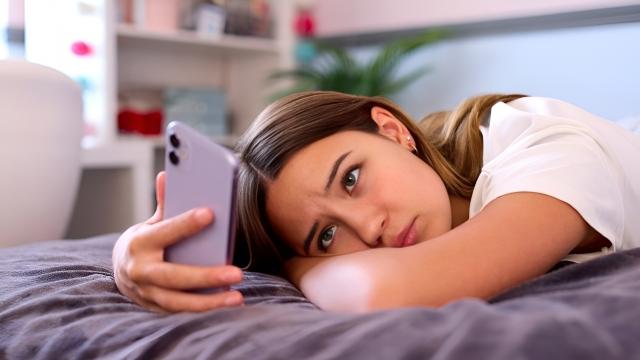 <b>UE cere o vârstă minimă de 16 ani pentru acces la TikTok, Instagram</b>Parlamentul European a votat miercuri, cu o largă majoritate (483 pentru, 92 contra, 86 abțineri), o rezoluție care recomandă interzicerea accesului la rețelele sociale pentru copiii sub 16 ani, dacă nu există acordul părinților. Deși nu este o decizie