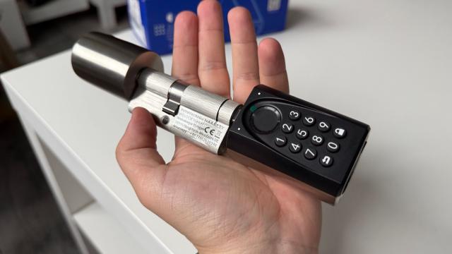 <b>WELOCK Smart Lock ToucA51 Pro Smart Cylinder Unboxing: yala smart pentru ușa ta de apartament, cu deblocare pe amprentă, tag sau passcode</b>În această vară în redacția Mobilissimo a sosit și un interfon inteligent, unul pentru poartă, iar materialul a fost unul mai special, cu o instalare profi și am optat totodată și pentru o yala automată. Am regretat că nu am putut