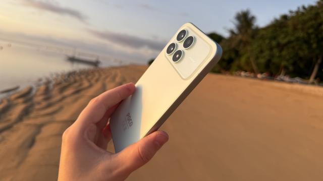 <b>POCO F8 Pro: Hardware de flagship killer, cu procesor puternic Snapdragon, baterie mare și cameră cu potențial</b>Privit prin prisma dotărilor hardware îl văd pe POCO F8 Pro ca pe un flagship-killer, oferind tot ce trebuie pentru a intra în această categorie. Începe cu un ecran AMOLED de 6.59 inch, un așa numit POCO HyperRGB, cu 120Hz refresh rate