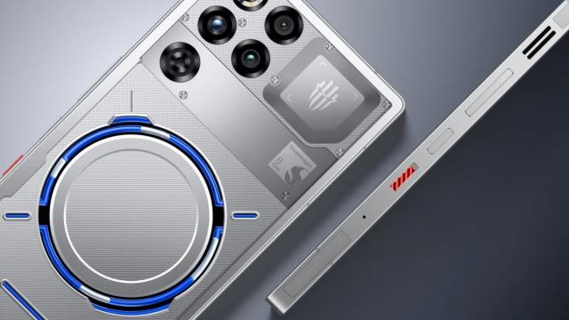 <b>Snapdragon rămâne în topul AnTuTu pe noiembrie 2025, cu un telefon de gaming la vârf; Top 10 AnTuTu e aici!</b>MediaTek a pierdut serios în imagine în octombrie 2025, atunci când toate cele 10 telefoane în top 10 scoruri AnTuTu aveau procesoare Qualcomm Snapdragon. Acum îşi mai revine şi mai bifează câteva apariţii în topul flagship-urilor pe noiembrie 2025