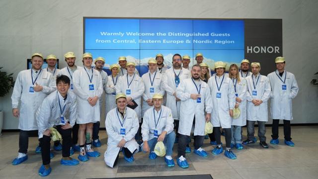 <b>Am fost în China să văd cum produce HONOR un telefon Magic la fiecare 28 secunde în fabrica din Shenzhen</b>Eram aproape ghid undeva spre final de noiembrie 2025, când am fost la fabrica HONOR din Shenzhen. Ceilalţi jurnalişti care erau cu mine acolo nu mai fuseseră la această întreprindere, dar eu da, cu un an înainte. Aşadar ştiam 