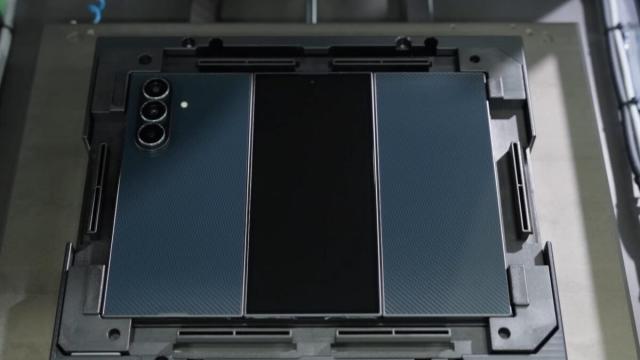 <b>Galaxy Z TriFold rezistă la 200.000 de plieri; Iată cum e construit Samsung telefonul pliabil cu trei ecrane</b>Samsung a publicat detalii interesante despre cum a reușit să transforme Galaxy Z TriFold dintr-un concept SF într-un telefon funcțional. Compania spune că acesta e bine închegat și aparent, foarte solid. Deși e primul triplu-pliabil din portofoliul