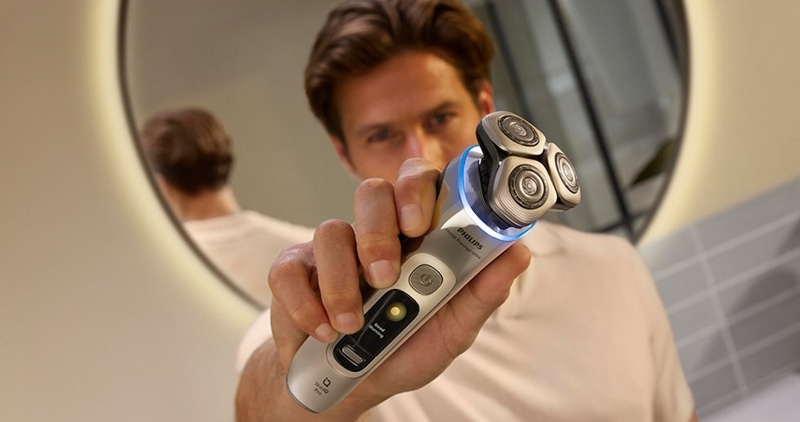 E LUNI e AMAZON: Philips Razor i9000 Prestige Ultra cu stație de curățare, senzor de presiune și trusă de călătorie, ras uscat și umed, autonomie 60 min