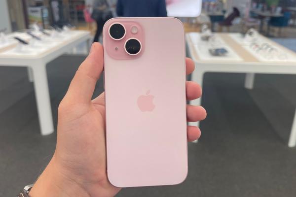 iPhone 15 și iPhone 15 Plus - Foto