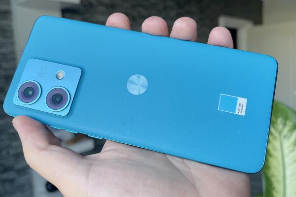 Motorola Edge 40 Neo Unboxing: fashion + funcţii enterprise + ecran de gaming (Video)