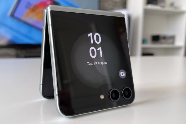 Samsung Galaxy Z Flip5: Camera pregătită de Summer Well, o vară ocupată