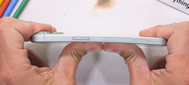 iPhone 15 și 15 Plus reușesc să treacă cu brio testul de durabilitate al lui JerryRigEverything (Video)