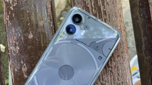 <b>Nothing Phone (2): O cameră duală care îți satisface nevoile foto/video, dar se ridică oare la nivel de flagship?</b>Nothing Phone (2) adoptă un design spectaculos în spate care scoate în evidență și camera foto duală, flancată de o serie de LED-uri care se iluminează și dansează după preferințele tale sau soneriile alese. Setup-ul în sine