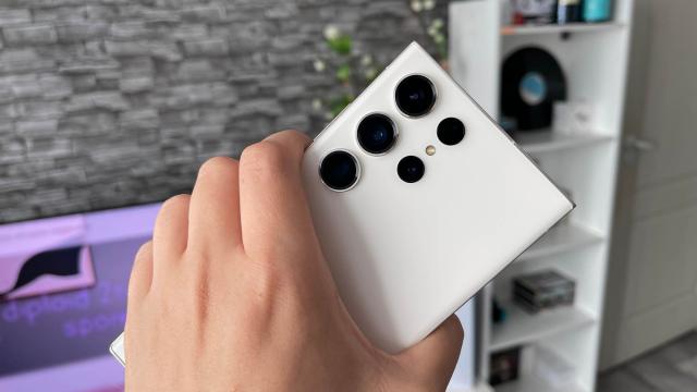 <b>Capabilitățile de zoom optic ale lui Galaxy S24 Ultra ar urma să fie limitate; Ce schimbare bizară pregătește Samsung?</b>Avalanșa de zvonuri asociată lui Samsung Galaxy S24 Ultra continuă, astăzi cu detalii despre camera acestui viitor flagship pe care îl așteptăm lansat cândva la început de lună ianuarie 2024. Așa cum indică și titlul acestei postări