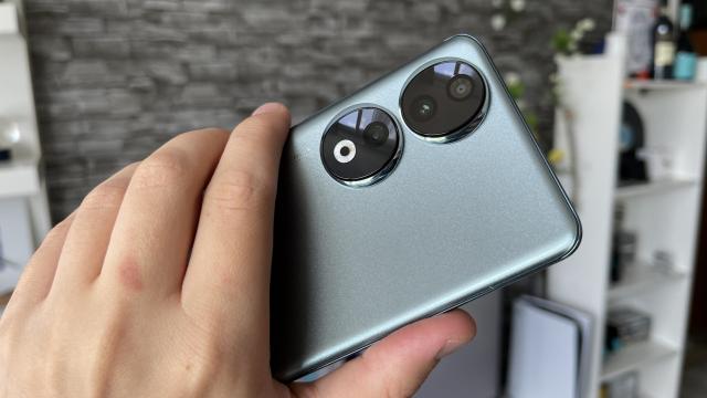 <b>Honor 100 Pro va debuta prin noiembrie, cu senzori foto cu rezoluţie mare</b>Seria Honor 90 a  debutat în Europa în iulie 2023, iar acum deja vorbim despre succesorul variantei pro. Honor 100 Pro e aşteptat să debuteze în luna noiembrie şi descoperim că acesta a fost confirmat de zvonacul Digital Chat Station