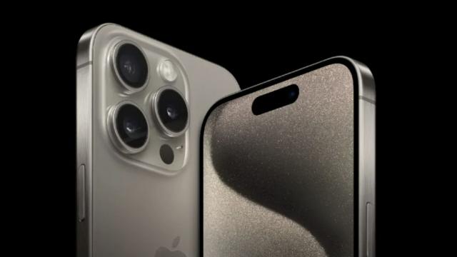<b>iPhone 15 Pro Max nu impresionează în AnTuTu, e sub un telefon OnePlus; Ce scor obţine Apple A17 Pro?</b>Acum că Apple a lansat seria iPhone 15, e doar o chestiune de timp până ce vom vedea teste de rezistenţă, de baterie, de cameră şi evident de performanţă. Azi îl vedem pe iPhone 15 Pro Max trecut prin testul AnTuTu