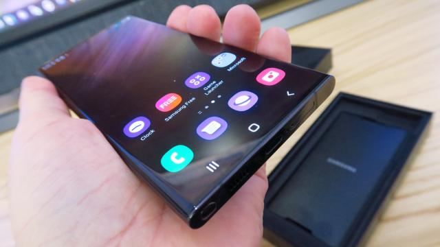 <b>One UI 6 bazat pe Android 14 ajunge în Beta și pe seria de telefoane Galaxy S22 </b>După o lungă perioadă de așteptare iată că One UI 6 ajunge în Beta și pe seria de telefoane Samsung Galaxy S22. Vorbim desigur despre programul prin care posesorii pot testa cel mai nou release bazat pe Android 14, un program disponibil 