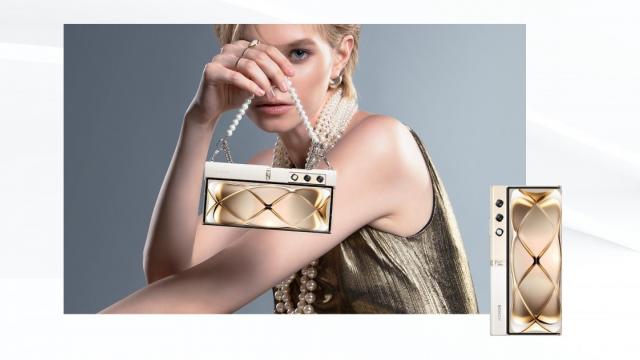 <b>HONOR V Purse, smartphone-ul pliabil sub formă de poșetă tech, e acum oficial! A primit specificații și se vinde deja în China</b>În cadrul târgului tehnologic IFA 2023 am văzut pe viu smartphone-ul HONOR V Purse, un model pliabil ce ia forma unei „poșete tech”. Pe atunci era doar un prototip expus pentru jurnaliștii prezenți la eveniment, dar iată că la câteva zile distanță a debut