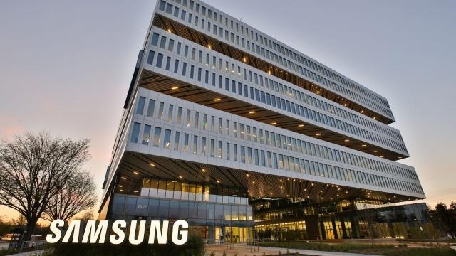<b>ASUS dă în judecată Samsung pentru încălcarea de brevete 4G şi 5G</b>Bătăliile legale dintre giganţii tech sunt departe de a fi la nivelul de acum 10 ani, dar încă avem dispute. În vreme ce Nokia dă afară OPPO din Germania , ASUS pregăteşte un proces contra celor de la Samsung

