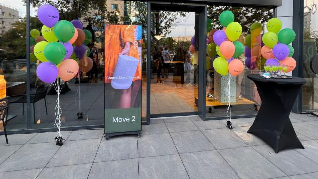 <b>Sonos a deschis primul său magazin oficial din România, în cadrul showroom-ului Audio Monkey; Am văzut la treabă Sonos Move 2</b>Pe 21 septembrie am avut treabă în nordul Capitalei, deoarece Sonos ne-a invitat la deschiderea primului său magazin oficial din România. Se află în locaţia Audio Monkey, care serveşte ca rai al audiofililor, showroom şi magazin de produse 