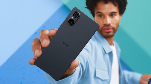 <b>Preț și disponibilitate Sony Xperia 5 V în România</b>Toamna nu aduce doar noi iPhone-uri pe plan local, ci și noutăți din lumea Android, un exemplu fiind Sony Xperia 5 V - un smartphone high-end adresat celor care vor putere de top într-un ambalaj mai compact. Îl găsim deja în stoc