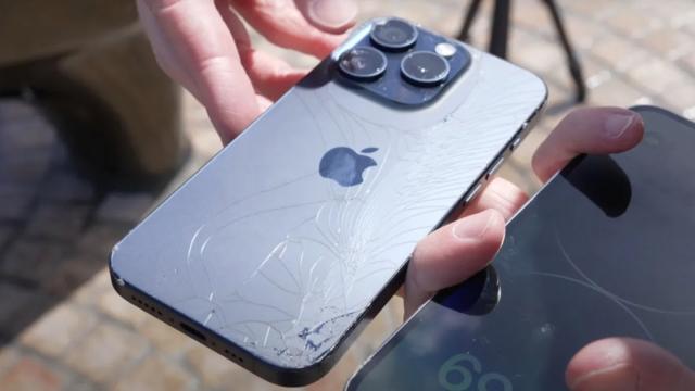 <b>Titaniul de pe iPhone 15 Pro nu a fost idee bună? Iată rezultatele unui drop test (Video)</b>Odată cu lansarea seriei iPhone 15, Apple a făcut trecerea de la oţel inoxidabil pentru rama telefoanelor sale la titaniu şi mă refer aici doar la modelele Pro. Titaniul e mai uşor şi teoretic destul de rezistent la scăpări şi zgârieturi. Acum aflăm