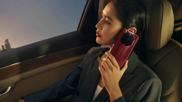 <b>Huawei Mate 60 RS Ultimate Design a debutat: înlocuitorul lui Porsche Design, cu spate ceramic</b>Huawei a ţinut ieri un eveniment în cadrul căruia a prezentat o tabletă 2K, un router Wi-Fi 7, dar şi o ediţie de lux a telefonului Huawei Mate 60: Huawei Mate 60 RS Ultimate Edition. Practic avem de-a face cu un înlocuitor al ediţiei 