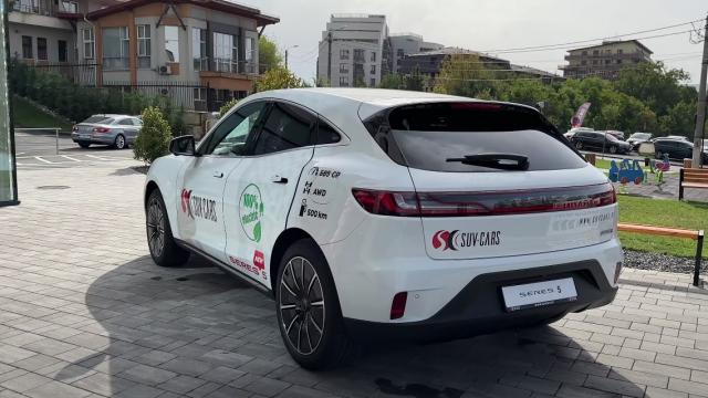<b>Mașina electrică HUAWEI AITO M5 calcă pentru prima dată pe străzile din România; Cât costă și ce autonomie oferă?</b>Știm de mai bine de an sau chiar doi faptul că HUAWEI a început să se implice și în segmentul auto, realizând diferite parteneriate care au condus la debutul de vehicule cu tehnologia brandului din lumea smartphone la interior. În principal vorbim 
