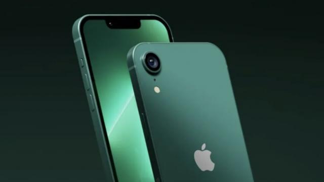 <b>Apple iPhone SE 4 apare la orizont, cu upgrade-uri în sfârşit mai mari</b>Cu iPhone 15 deja lăsat, acum ne pregătim de iPhone 16 şi aparent de încă un iPhone de buget, un model SE. Zvonurile afirmă că există un Apple iPhone SE 4 în lucru şi avem şi specificaţii ale sale. Iniţial telefonul trebuia să apară la începutul 