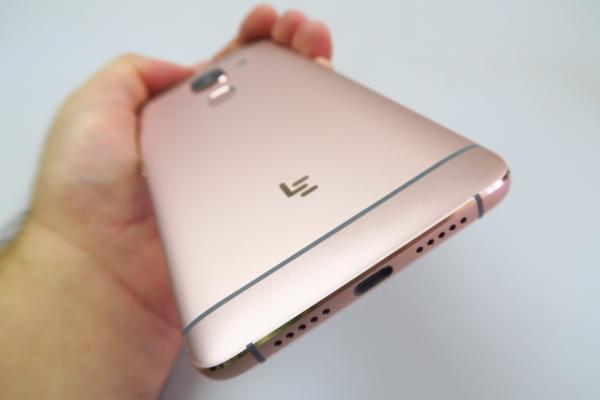 LeEco Le Max 2: Design metalic elegant, dar masiv