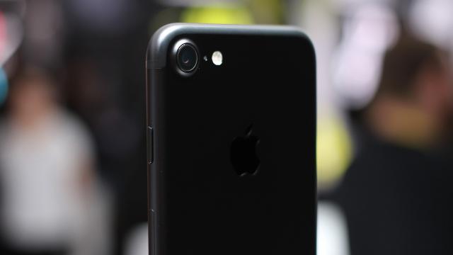 <b>Turul Magazinelor #9: Întreceri în livrări de iPhone 7 local, troller Samsonite ieftin şi pantofi sport Nike la reduceri</b>Mi-a sărit în ochi zilele trecute faptul că eMAG.ro a pus la dispoziţie spre precomanda iPhone 7, sau mai bine zis o va face din 16 septembrie, cu livrările pe 23 septembrie. Şi nu doar pentru atât lucru, ci pentru că primii 500 de clienţi primesc şi un a