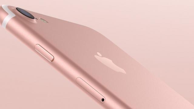 <b>În doar 3 zile QuickMobile a vândut 1000 unități iPhone 7 și iPhone 7 Plus în valoare de 1 milion euro!</b>Chiar în zorii zilei de 9 septembrie, cei de la QuickMobile au listat la precomandă noile terminale iPhone - produse ce au depășit chiar și așteptările companiei. Astfel, în doar 3 zile de la afișarea produselor pe site, au fost înregistrate mai bine de 